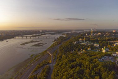 Kyiv şehri hava manzaralı metro köprüsü ve Dnipro nehri, Ukrayna
