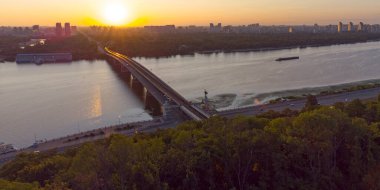 Kyiv şehri hava manzaralı metro köprüsü ve Dnipro nehri, Ukrayna