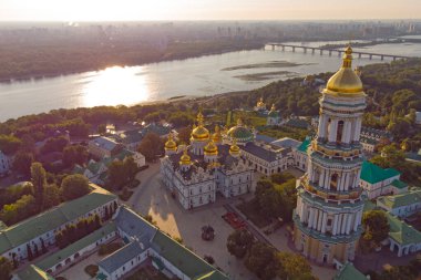 Kyivo-Pecherska Lavra ve Dnipro Nehri, gün doğumunda insansız hava aracı Ukrayna 'ya götürülür.