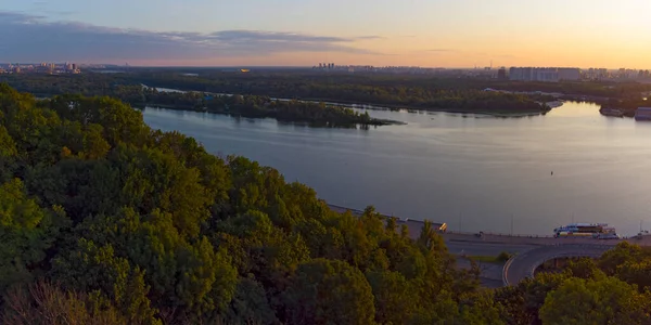 地下鉄橋とドニプロ川とキエフ市の航空ビュー ウクライナ — ストック写真