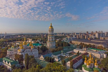 Kyivo-Pecherska Lavra ve Dnipro Nehri, gün doğumunda insansız hava aracı Ukrayna 'ya götürülür.