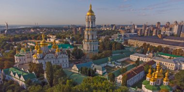 Kyivo-Pecherska Lavra ve Dnipro Nehri, gün doğumunda insansız hava aracı Ukrayna 'ya götürülür.