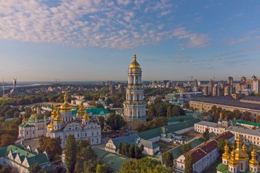 Kyivo-Pecherska Lavra ve Dnipro Nehri, gün doğumunda insansız hava aracı Ukrayna 'ya götürülür.