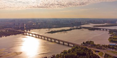 Kyiv şehri hava manzaralı metro köprüsü ve Dnipro nehri, Ukrayna