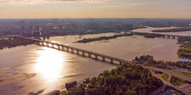 Kyiv şehri hava manzaralı metro köprüsü ve Dnipro nehri, Ukrayna