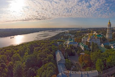 Kyivo-Pecherska Lavra ve Dnipro Nehri, gün doğumunda insansız hava aracı Ukrayna 'ya götürülür.