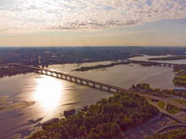 Kyiv şehri hava manzaralı metro köprüsü ve Dnipro nehri, Ukrayna