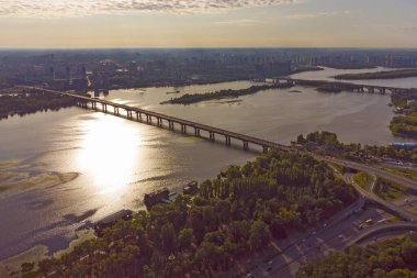 Kyiv şehri hava manzaralı metro köprüsü ve Dnipro nehri, Ukrayna