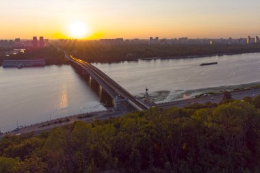Kyiv şehri hava manzaralı metro köprüsü ve Dnipro nehri, Ukrayna