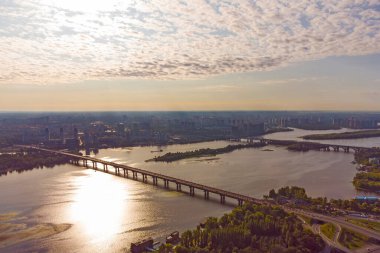 Kyiv şehri hava manzaralı metro köprüsü ve Dnipro nehri, Ukrayna