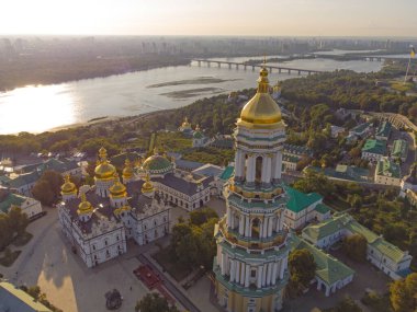 Kyivo-Pecherska Lavra ve Dnipro Nehri, gün doğumunda insansız hava aracı Ukrayna 'ya götürülür.