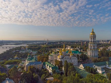 Kyivo-Pecherska Lavra ve Dnipro Nehri, gün doğumunda insansız hava aracı Ukrayna 'ya götürülür.