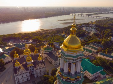 Kyivo-Pecherska Lavra ve Dnipro Nehri, gün doğumunda insansız hava aracı Ukrayna 'ya götürülür.