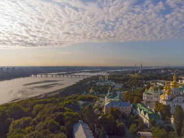 Kyivo-Pecherska Lavra ve Dnipro Nehri, gün doğumunda insansız hava aracı Ukrayna 'ya götürülür.