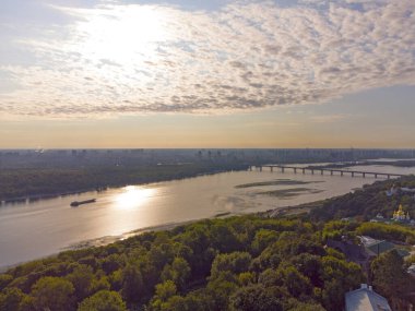 Kyiv şehri hava manzaralı metro köprüsü ve Dnipro nehri, Ukrayna