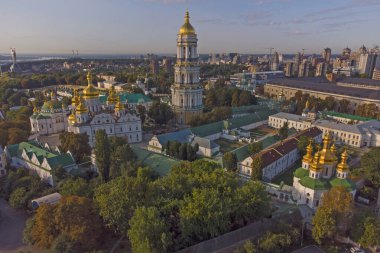 Kyivo-Pecherska Lavra ve Dnipro Nehri, gün doğumunda insansız hava aracı Ukrayna 'ya götürülür.