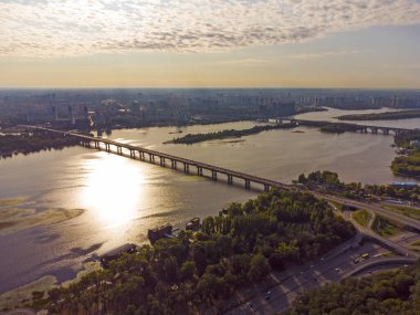 Kyiv şehri hava manzaralı metro köprüsü ve Dnipro nehri, Ukrayna