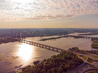 Kyiv şehri hava manzaralı metro köprüsü ve Dnipro nehri, Ukrayna