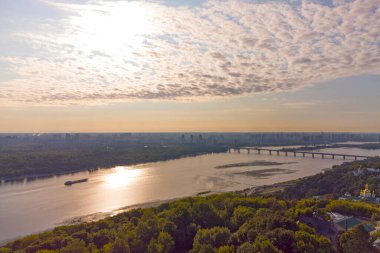 Kyiv şehri hava manzaralı metro köprüsü ve Dnipro nehri, Ukrayna