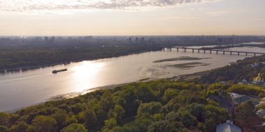 Kyiv şehri hava manzaralı metro köprüsü ve Dnipro nehri, Ukrayna