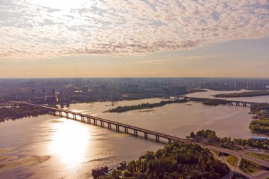 Kyiv şehri hava manzaralı metro köprüsü ve Dnipro nehri, Ukrayna