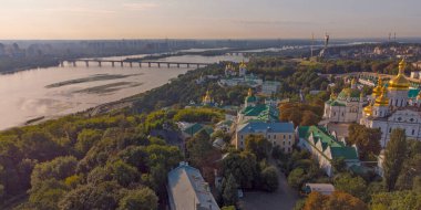 Kyivo-Pecherska Lavra ve Dnipro Nehri, gün doğumunda insansız hava aracı Ukrayna 'ya götürülür.