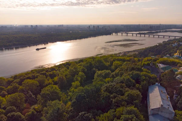 Kyiv şehri hava manzaralı metro köprüsü ve Dnipro nehri, Ukrayna