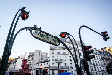 Paris - 6 Ekim 2016: Paris Metropolitain giriş om Blanche istasyonu. Paris Metro veya Metropolitain bir hızlı transit Paris metropol bölgesinde sistemidir