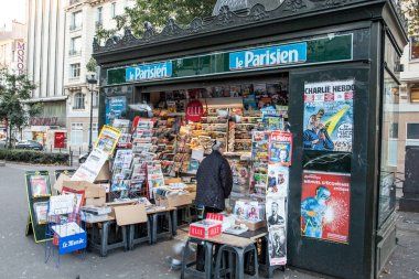 Paris, Fransa, - 6 Ekim 2016. Tipik kentsel görünümü. Montmartre bölge üstüne satış standı