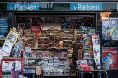 Paris, Fransa, - 6 Ekim 2016. Tipik kentsel görünümü. Montmartre bölge üstüne satış standı