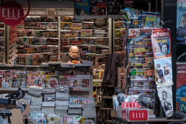 Paris, Fransa, - 6 Ekim 2016. Tipik kentsel görünümü. Montmartre bölge üstüne satış standı