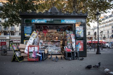Paris, Fransa, - 6 Ekim 2016. Tipik kentsel görünümü. Montmartre bölge üstüne satış standı