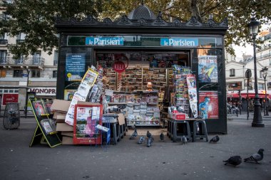 Paris, Fransa, - 6 Ekim 2016. Tipik kentsel görünümü. Montmartre bölge üstüne satış standı