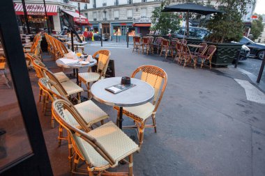 Paris, Fransa - 6 Ekim 2016 - menü Yönetim Kurulu ve bir Fransız restoranı Paris marais bölgesi dışında sunulan kahvaltı Fransa
