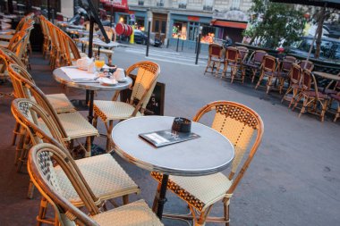 Paris, Fransa - 6 Ekim 2016 - menü Yönetim Kurulu ve bir Fransız restoranı Paris marais bölgesi dışında sunulan kahvaltı Fransa