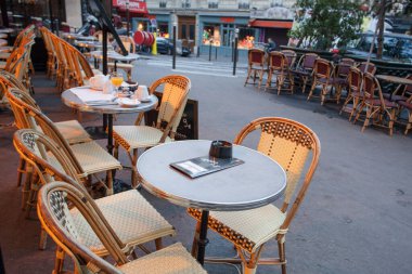 Paris, Fransa - 6 Ekim 2016 - menü Yönetim Kurulu ve bir Fransız restoranı Paris marais bölgesi dışında sunulan kahvaltı Fransa