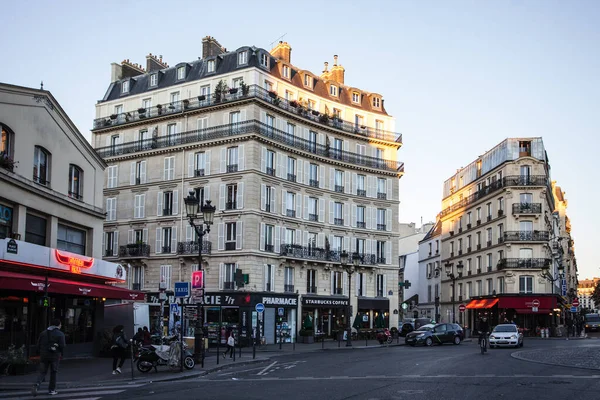 フランス パリのモンマルトル地区のパリ 2016 スターバックス カフェ外観 愛の別名都市はヨーロッパの主要都市と人気の旅行先です — ストック写真