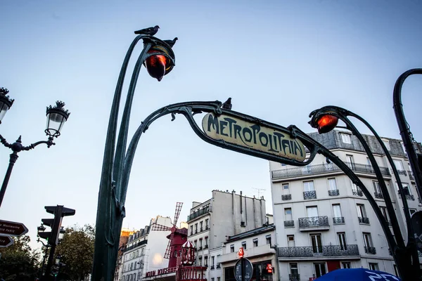 2016 メトロポリタン入口 ブランシュ駅 パリの地下鉄またはルジョン オステル モンマルトルはパリの首都圏の高速輸送システムです — ストック写真