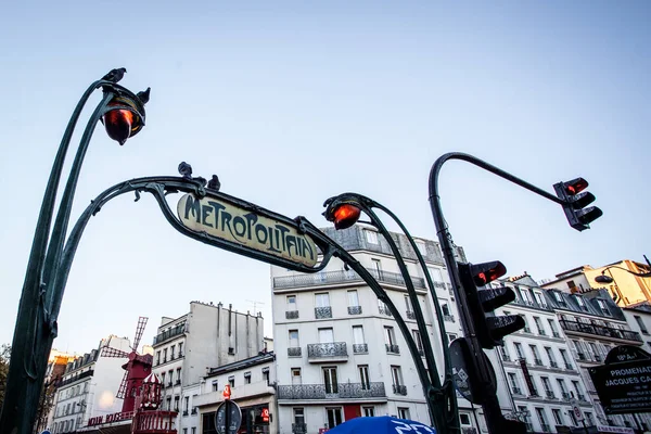 2016 メトロポリタン入口 ブランシュ駅 パリの地下鉄またはルジョン オステル モンマルトルはパリの首都圏の高速輸送システムです — ストック写真