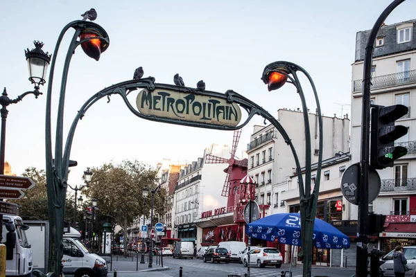2014 メトロポリタン入口 ブランシュ駅 パリの地下鉄またはルジョン オステル モンマルトルはパリの首都圏の高速輸送システムです — ストック写真