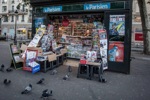 フランス 2016 典型的な都市景観です モンマルトル地区の出版物を販売するブース — ストック写真