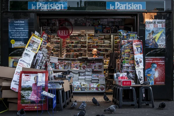 フランス 2016 典型的な都市景観です モンマルトル地区の出版物を販売するブース — ストック写真