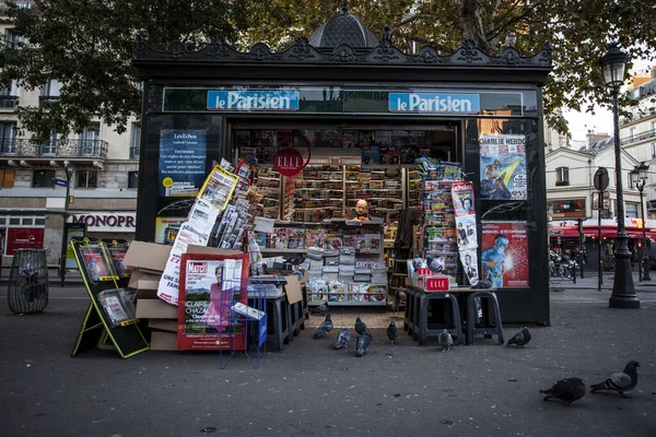 フランス 2016 典型的な都市景観です モンマルトル地区の出版物を販売するブース — ストック写真