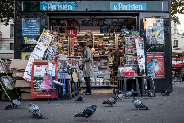 フランス 2016 典型的な都市景観です モンマルトル地区の出版物を販売するブース — ストック写真