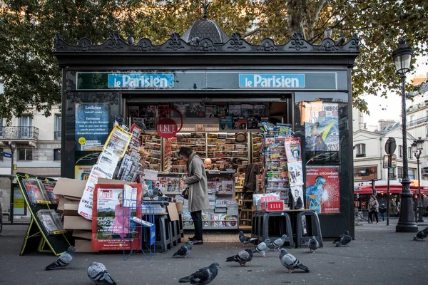 法国巴黎 2016年10月6日 典型的城市景观 蒙马特地区销售媒体的展位 — 图库照片