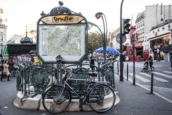 2016年10月6日 巴黎大都会入口 Blanche 巴黎地铁或地铁是巴黎都会区的快速交通系统 — 图库照片