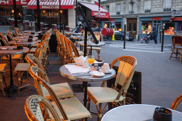 フランス 2016 メニュー ボードとパリのマレ地区にあるフレンチ レストランの外の朝食フランス — ストック写真