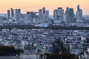 Paris, Fransa - 6 Ekim 2016: Paris, Fransa. La Defense iş bölgesi havadan görünümü. gün batımı zamanında