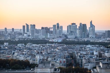 Paris, Fransa - 6 Ekim 2016: Paris, Fransa. La Defense iş bölgesi havadan görünümü. gün batımı zamanında
