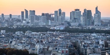 Paris, Fransa - 6 Ekim 2016: Paris, Fransa. La Defense iş bölgesi havadan görünümü. gün batımı zamanında